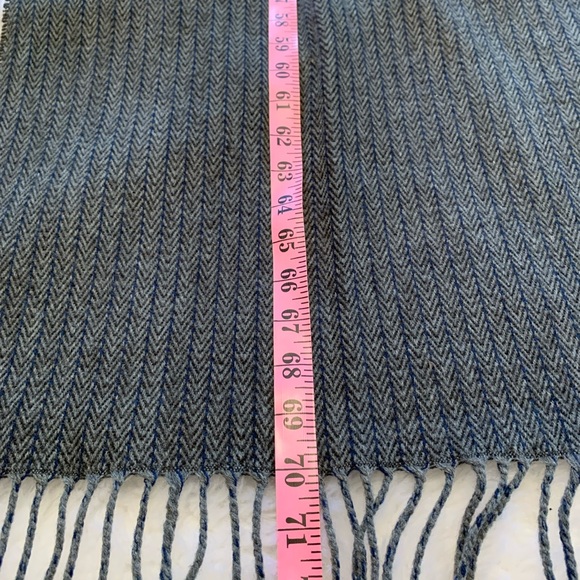 J. CREW Unisex 100% Acrylic heavier scarf NWT in gray herringbone print - Picture 6 of 8